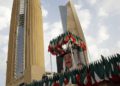 Ilustrativo: una imagen del emir gobernante de Kuwait, Sheikh Sabah Al Ahmad Al Sabah, se muestra con las banderas kuwaitíes que la rodean en la ciudad de Kuwait, el 14 de febrero de 2018. (Foto AP / Jon Gambrell)