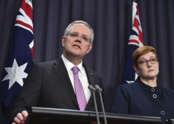 El primer ministro Scott Morrison, a la izquierda, habla a los medios de comunicación junto con la ministra de Asuntos Exteriores, Marise Payne, en la Casa del Parlamento en Canberra, el 16 de octubre de 2018. (Mick Tsikas / AAP Image via AP)