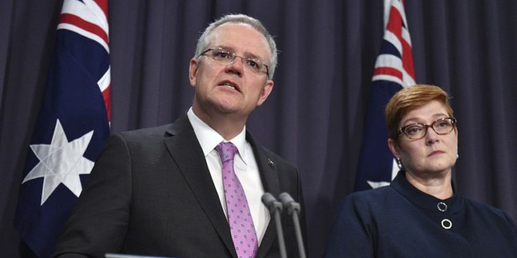 El primer ministro Scott Morrison, a la izquierda, habla a los medios de comunicación junto con la ministra de Asuntos Exteriores, Marise Payne, en la Casa del Parlamento en Canberra, el 16 de octubre de 2018. (Mick Tsikas / AAP Image via AP)