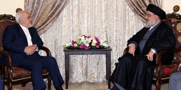 En esta imagen proporcionada por la oficina de Relaciones con los Medios de Hezbollah, el líder de Hezbollah, Hassan Nasrallah, a la derecha, se reúne con el Ministro de Relaciones Exteriores de Irán, Mohammad Javad Zarif, en Beirut, Líbano, el 11 de febrero de 2019. (Oficina de Relaciones con los Medios de Hezbollah, vía AP)