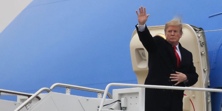 El presidente de los EE. UU., Donald Trump, aborda el Air Force One cuando abandona la Base de la Fuerza Aérea Andrews, Maryland, el 11 de febrero de 2019, para un viaje a El Paso, Texas (Foto AP / Manuel Balce Ceneta)