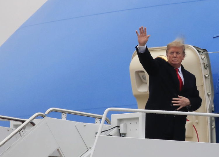 El presidente de los EE. UU., Donald Trump, aborda el Air Force One cuando abandona la Base de la Fuerza Aérea Andrews, Maryland, el 11 de febrero de 2019, para un viaje a El Paso, Texas (Foto AP / Manuel Balce Ceneta)