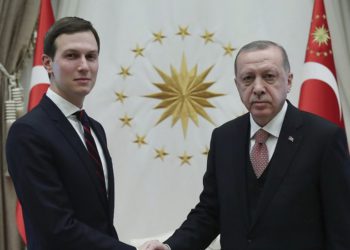 El presidente de Turquía, Recep Tayyip Erdogan, a la derecha, le da la mano a Jared Kushner, a la izquierda, el asesor del presidente de Estados Unidos, Donald Trump, antes de su reunión en el Palacio Presidencial en Ankara, Turquía, el miércoles 27 de febrero de 2019 (Servicio de Prensa Presidencial a través de AP, Pool )