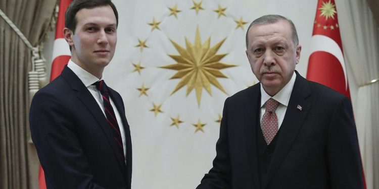 El presidente de Turquía, Recep Tayyip Erdogan, a la derecha, le da la mano a Jared Kushner, a la izquierda, el asesor del presidente de Estados Unidos, Donald Trump, antes de su reunión en el Palacio Presidencial en Ankara, Turquía, el miércoles 27 de febrero de 2019 (Servicio de Prensa Presidencial a través de AP, Pool )