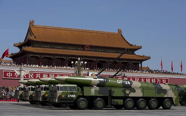 Vehículos militares que transportan misiles balísticos DF-26 pasan por la Puerta de Tiananmen durante un desfile militar para conmemorar el 70 aniversario de la derrota de la Segunda Guerra Mundial en Beijing el jueves 3 de septiembre de 2015. Con aviones de combate rugiendo en lo alto, el líder de China presidió el jueves una Desfile de tanques, misiles y tropas que mostraban un creciente poder militar. (Foto AP / Andy Wong, Piscina)