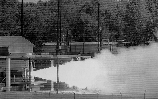 El último de los motores de misiles Pershing II que fueron destruidos bajo el Tratado INF se disparó en la Planta de Municiones del Ejército de Longhorn en Karnack, Texas, en 1991. Un equipo de inspectores soviéticos estaba presente para observar la eliminación final. (AP)