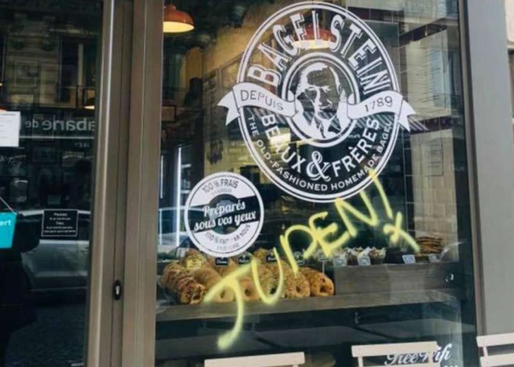 El graffiti antisemita encontrado en el restaurante Bagelstein en París el 9 de febrero de 2019 ,. (captura de pantalla: YouTube)