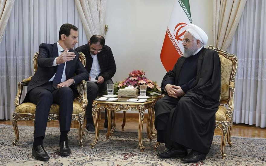 En esta foto publicada por la agencia de noticias oficial siria SANA, el presidente sirio Bashar Assad, a la izquierda, habla con el presidente iraní Hassan Rouhani durante su reunión en Teherán, Siria, el 25 de febrero de 2019. (SANA a través de AP)