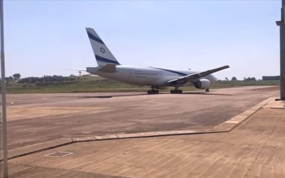 El primer avión israelí aterriza en el aeropuerto de Entebbe desde la redada de 1976, 14 de febrero de 2019 (captura de pantalla a través de NTV)