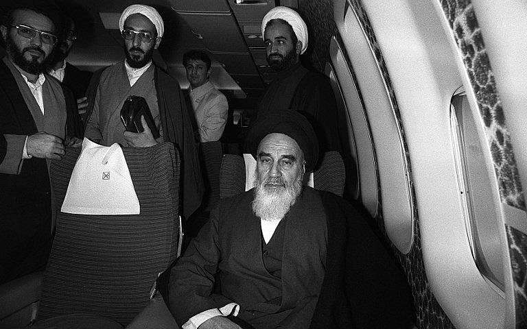En esta foto del 1 de febrero de 1979, en el aeropuerto de Teherán, el ayatolá Ruhollah Jomeini (C) a bordo del jumbo Air France Boeing 747 que lo llevó desde el exilio en Francia a Teherán. (Gabriel Duval / AFP)