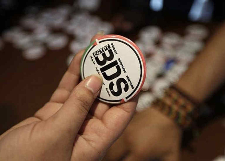 Ilustrativo: un egipcio compra un pin con el logo de Boicot, Desinversión y Sanciones (BDS) en El Cairo, Egipto, en 2015 (AP Photo / Amr Nabil)