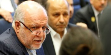 El ministro de petróleo iraní, Bijan Zanganeh, habla con periodistas al comienzo de una reunión de la OPEP en Viena, Austria, el 6 de diciembre de 2018. Foto: Reuters / Leonhard Foeger.