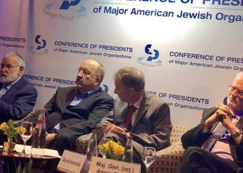 De izquierda a derecha: mayor general (res.) Yaakov Amidror, Dore Gold, David Horovitz y mayor general (ret.) Amos Gilead en un panel de discusión sobre temas regionales en la cumbre de la Conferencia de Presidentes en Jerusalén el 18 de febrero de 2019. Crédito: William Daroff a través de Twitter.
