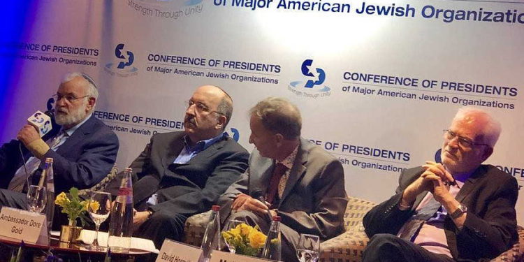 De izquierda a derecha: mayor general (res.) Yaakov Amidror, Dore Gold, David Horovitz y mayor general (ret.) Amos Gilead en un panel de discusión sobre temas regionales en la cumbre de la Conferencia de Presidentes en Jerusalén el 18 de febrero de 2019. Crédito: William Daroff a través de Twitter.