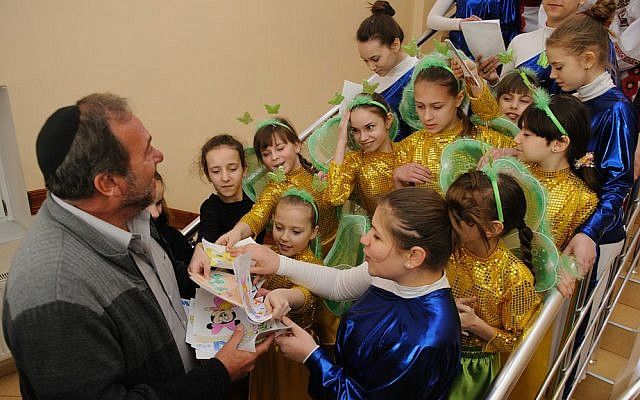 El rabino Yechiel Eckstein, presidente de la IFCJ, visitó los hogares de niños Tikva en Odessa. Se conmovió hasta las lágrimas cuando habló sobre estos niños que, después de tanto trauma ya estaban en esta nueva crisis. (Foto cortesía de Tikva)