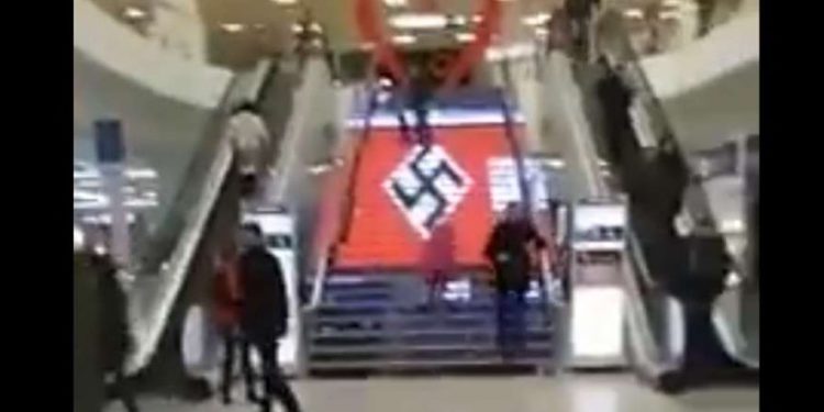 En Ucrania colocaron una esvástica enorme en escalera de un centro comercial