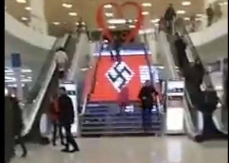 En Ucrania colocaron una esvástica enorme en escalera de un centro comercial