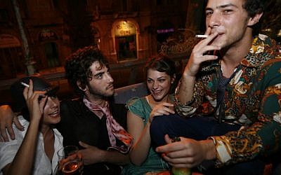 Israelíes fumando y bebiendo. (Miriam Alster / Flash90)