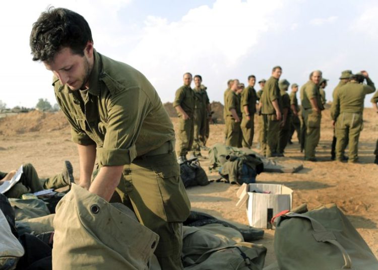 Ilustrativo: un reservista israelí empaca su equipo después de terminar un despliegue cerca de Gaza durante la Operación Escudo Defensivo. (Tsafrir Abayov / Flash90)