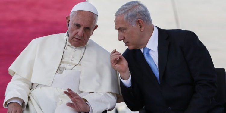 El Papa Francisco se reunió con el Primer Ministro Benjamin Netanyahu en 2014. (Miriam Alster / Flash90)