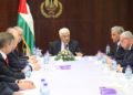 El presidente de la Autoridad Palestina, Mahmoud Abbas, se reúne con su nuevo gobierno de unidad en la ciudad cisjordana de Ramallah, 2 de junio de 2014 (crédito de foto: Issam Rimawi / Flash90)