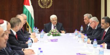 El presidente de la Autoridad Palestina, Mahmoud Abbas, se reúne con su nuevo gobierno de unidad en la ciudad cisjordana de Ramallah, 2 de junio de 2014 (crédito de foto: Issam Rimawi / Flash90)