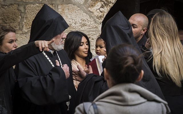 La estrella de Reality TV, Kim Kardashian, vista con su hija North, saludada por sacerdotes en la iglesia armenia de Saint James en el barrio armenio en la ciudad vieja de Jerusalén el 13 de abril de 2015. (Hadas Parush / Flash90)