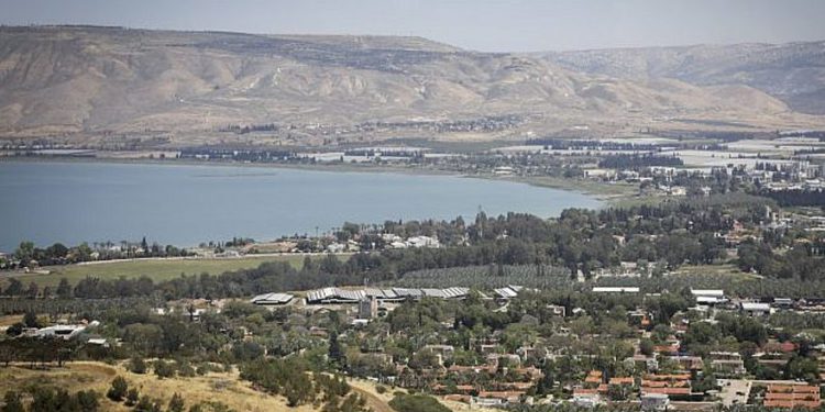 Vista del mar de Galilea, norte de Israel, 19 de abril de 2017. (Isaac Harari / Flash90)