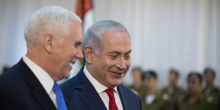 El 22 de enero de 2018, el Primer Ministro israelí, Benjamin Netanyahu, da la bienvenida al vicepresidente de los Estados Unidos, Mike Pence (izquierda), en la Oficina del Primer Ministro en Jerusalén. (Hadas Parush / Flash90