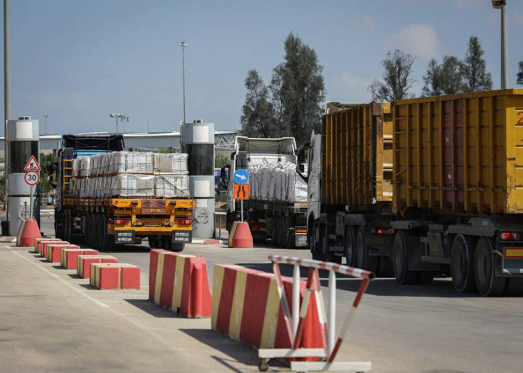 Los camiones cargados con bienes y mercancías hacen entregas a la Franja de Gaza después de que se abrió el cruce de Kerem Shalom el 15 de agosto de 2018. (Flash90)