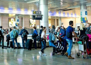 Viajeros vistos en la sala de llegadas del Aeropuerto Internacional Ben Gurion, cerca de Tel Aviv, el 11 de abril de 2018. (Moshe Shai / FLASH90)