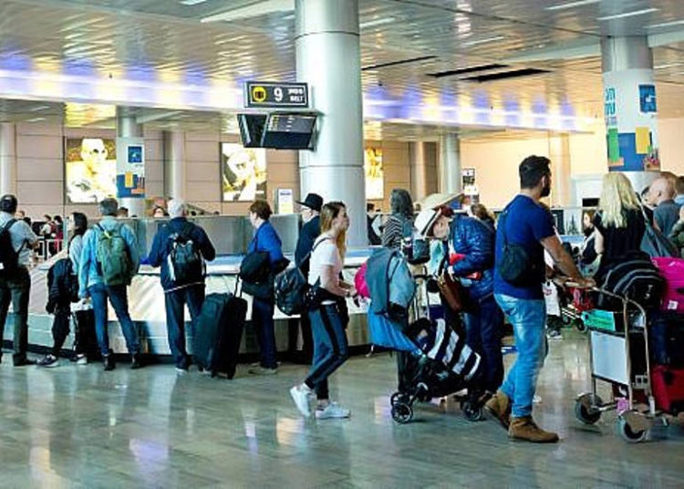 Viajeros vistos en la sala de llegadas del Aeropuerto Internacional Ben Gurion, cerca de Tel Aviv, el 11 de abril de 2018. (Moshe Shai / FLASH90)