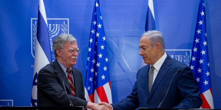 El primer ministro israelí, Benjamin Netanyahu, celebra una conferencia de prensa conjunta con el asesor de seguridad nacional de EE. UU., John Bolton, el 20 de agosto de 2018. Foto de Ohad Zweigenberg / POOL.