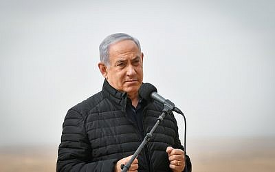 El primer ministro Benjamin Netanyahu revisa un simulacro de los Cuerpos Blindados en la Base Shizafon, en el sur de Israel, el 23 de enero de 2019. (Flash90)