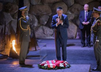 El presidente austriaco Alexander Van der Bellen participa en una ceremonia de ofrenda floral en el Salón de la Memoria en el museo conmemorativo del Holocausto Yad Vashem en Jerusalén el 4 de febrero de 2019. (Noam Revkin Fenton / Flash90)