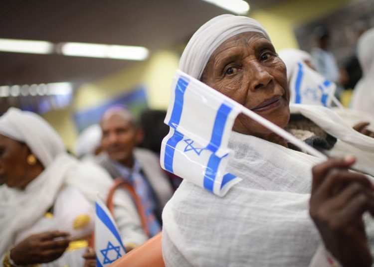 Los miembros de la comunidad de Falashmura llegan a las oficinas de inmigración en el aeropuerto Ben Gurion el 4 de febrero de 2019. (Tomer Neuberg / Flash90)