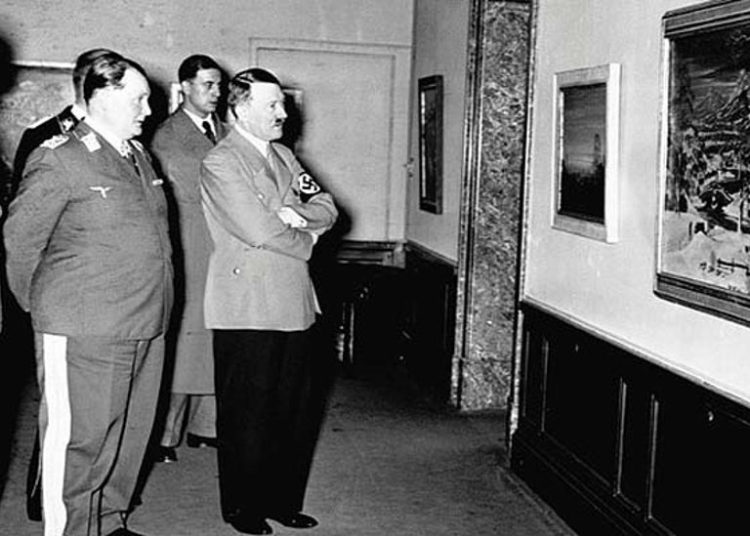 Durante la década de 1930 en Alemania, Hermann Goering y Adolph Hitler examinan una pintura en una exposición sobre arte degenerado (dominio público)