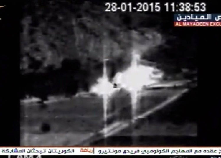 Video transmitido por la salida de Al-Mayadeen vinculada a Hezbollah el 15 de febrero de 2019, que parece mostrar dos vehículos israelíes en llamas luego de ser golpeado por un misil antitanque disparado por el grupo terrorista el 28 de enero de 2015. (Captura de pantalla: Facebook)