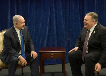El primer ministro Benjamin Netanyahu (L) y el secretario de Estado de Estados Unidos, Mike Pompeo, se reunieron en la conferencia sobre paz y seguridad en el Medio Oriente en Varsovia, el 14 de febrero de 2019. (Amos Ben Gershom / GPO)