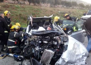 Bomberos en la escena de un accidente automovilístico mortal en el centro de Cisjordania el 19 de febrero de 2019. (Policía de Israel)