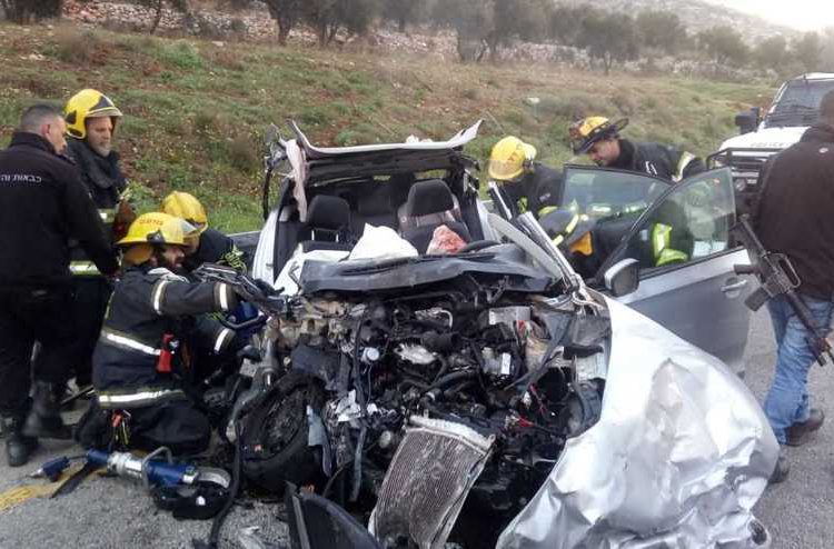 Bomberos en la escena de un accidente automovilístico mortal en el centro de Cisjordania el 19 de febrero de 2019. (Policía de Israel)