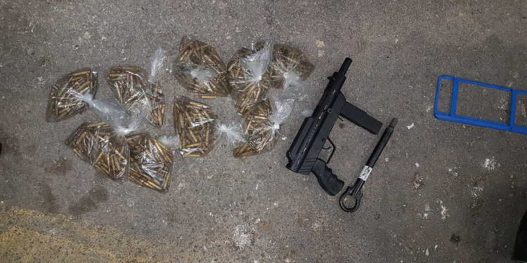Una ametralladora y balas estilo Carlo, que fueron encontradas por los oficiales de seguridad israelíes en el punto de control Te'enim entre Israel y el norte de Cisjordania el 24 de febrero de 2019. (Ministerio de Defensa)