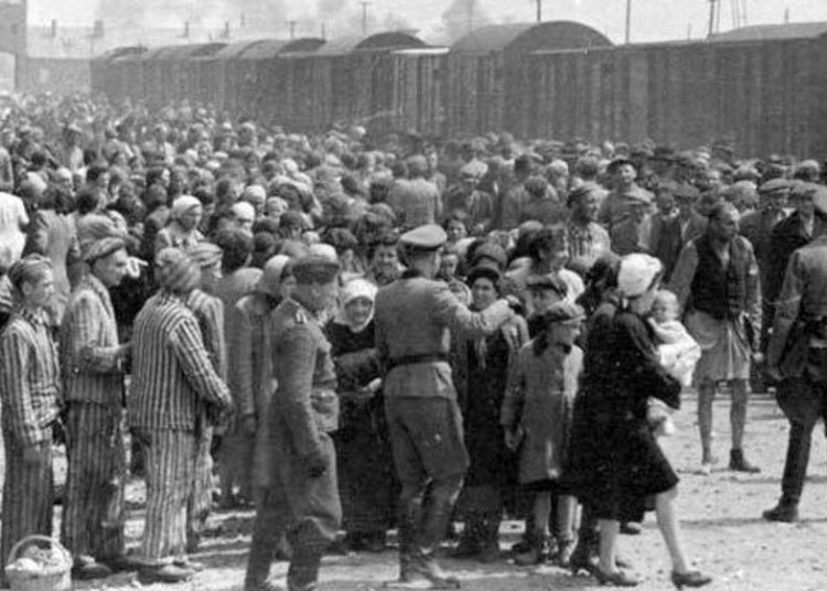 EE. UU distribuye más de $ 30 millones a sobrevivientes del Holocausto que fueron deportados en trenes de Francia