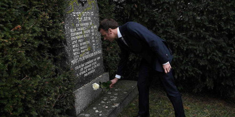 Emanuel Macron en un vandalizado cementerio judío (Foto: AFP)
