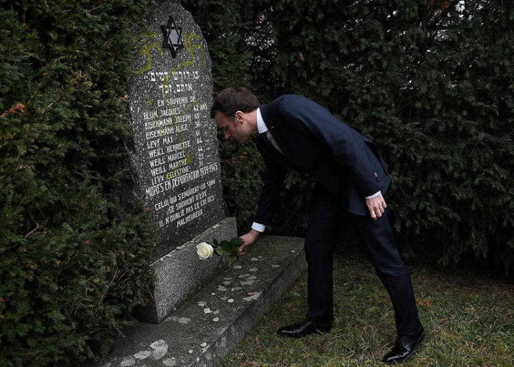 Emanuel Macron en un vandalizado cementerio judío (Foto: AFP)