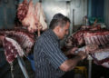 magen ilustrativa de un hombre que prepara carne en un matadero kosher (AP Photo / Mosa'ab Elshamy)
