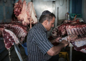 magen ilustrativa de un hombre que prepara carne en un matadero kosher (AP Photo / Mosa'ab Elshamy)