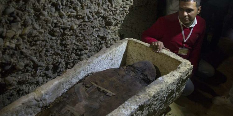 Egipto descubre 40 momias en cámaras antiguas en Minya
