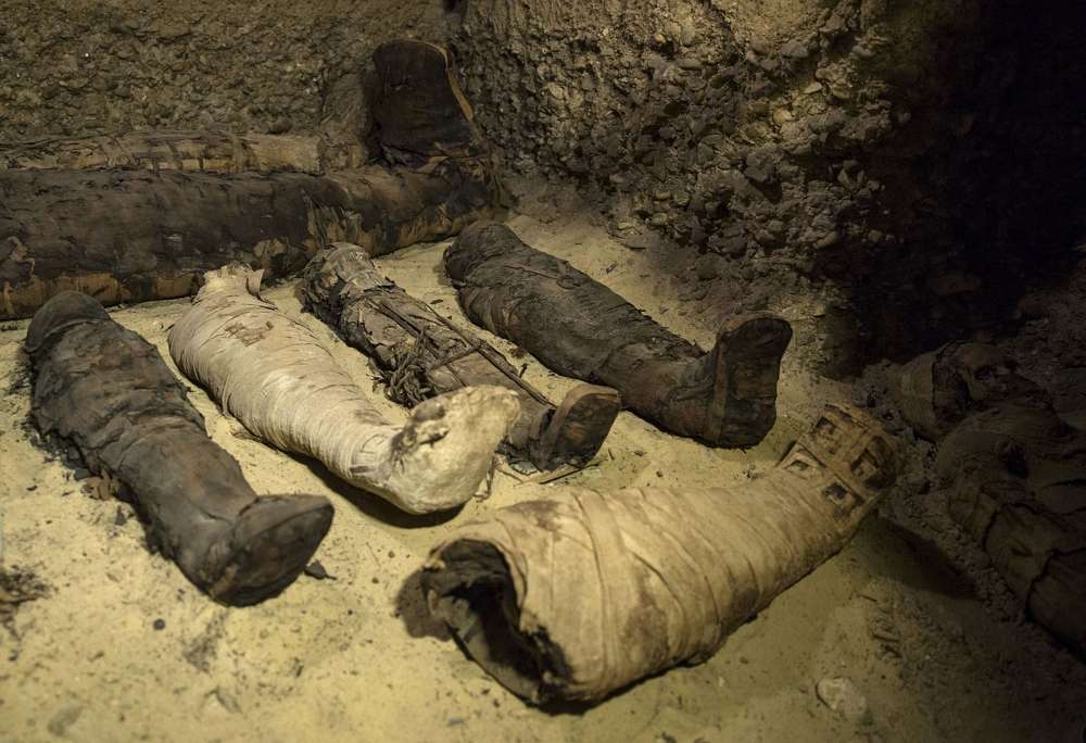 Las momias se encuentran en una cámara de entierro recientemente descubierta en la provincia desértica de Minya, al sur de El Cairo, Egipto, el 2 de febrero de 2019. (Foto AP / Roger Anis)