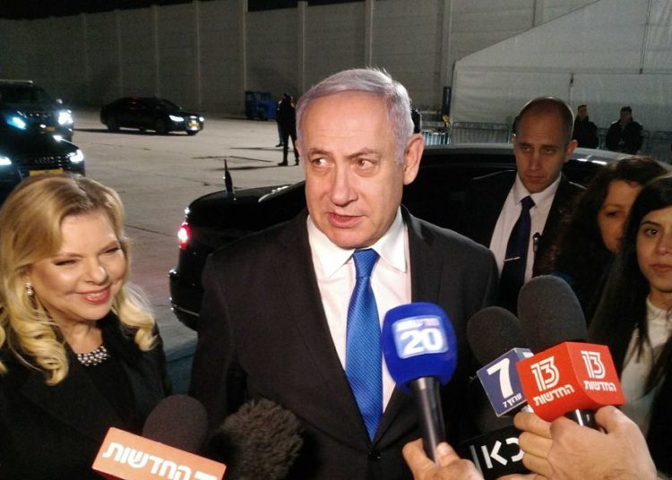 El primer ministro Benjamin Netanyahu habla con los periodistas en el aeropuerto Ben Gurion antes de su partida a una conferencia en Polonia, el 11 de febrero de 2019. (Raphael Ahren / Times of Israel)